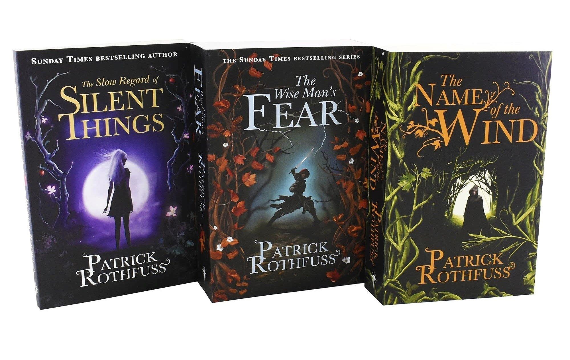 Bìa sách 'The Kingkiller Chronicles' của Patrick Rothfuss, bắt đầu với 'The Name of the Wind', kể về cuộc đời của Kvothe.